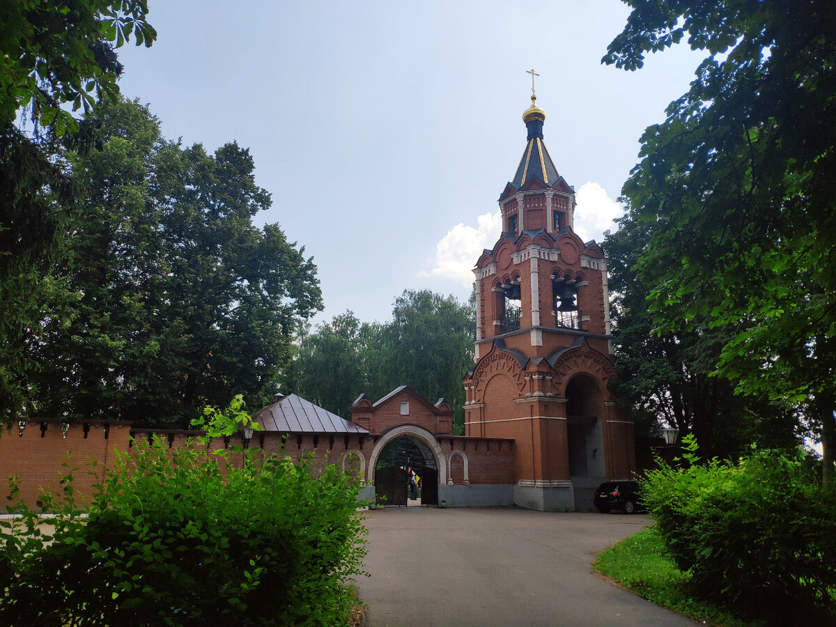 Колокольня и стены обители. Фото авторов