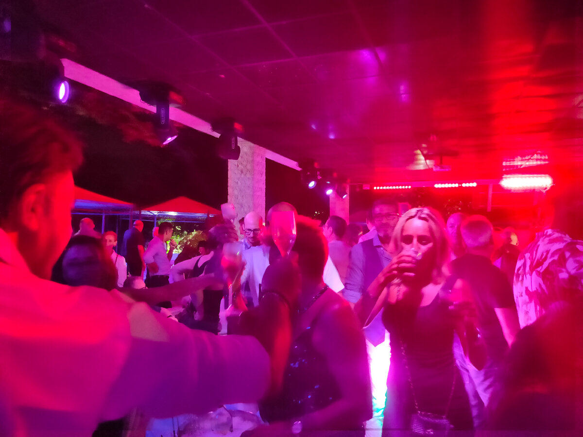 дискотека в разгаре