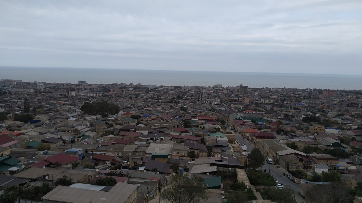 Вид на Дербент и море с крепости Нарын-кала