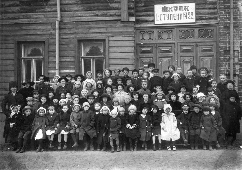 Школа первой ступени.  Первая ступень предназначалась для младших, вторая — для ребят 12-17 лет. Источник - https://www.pinterest.ru/