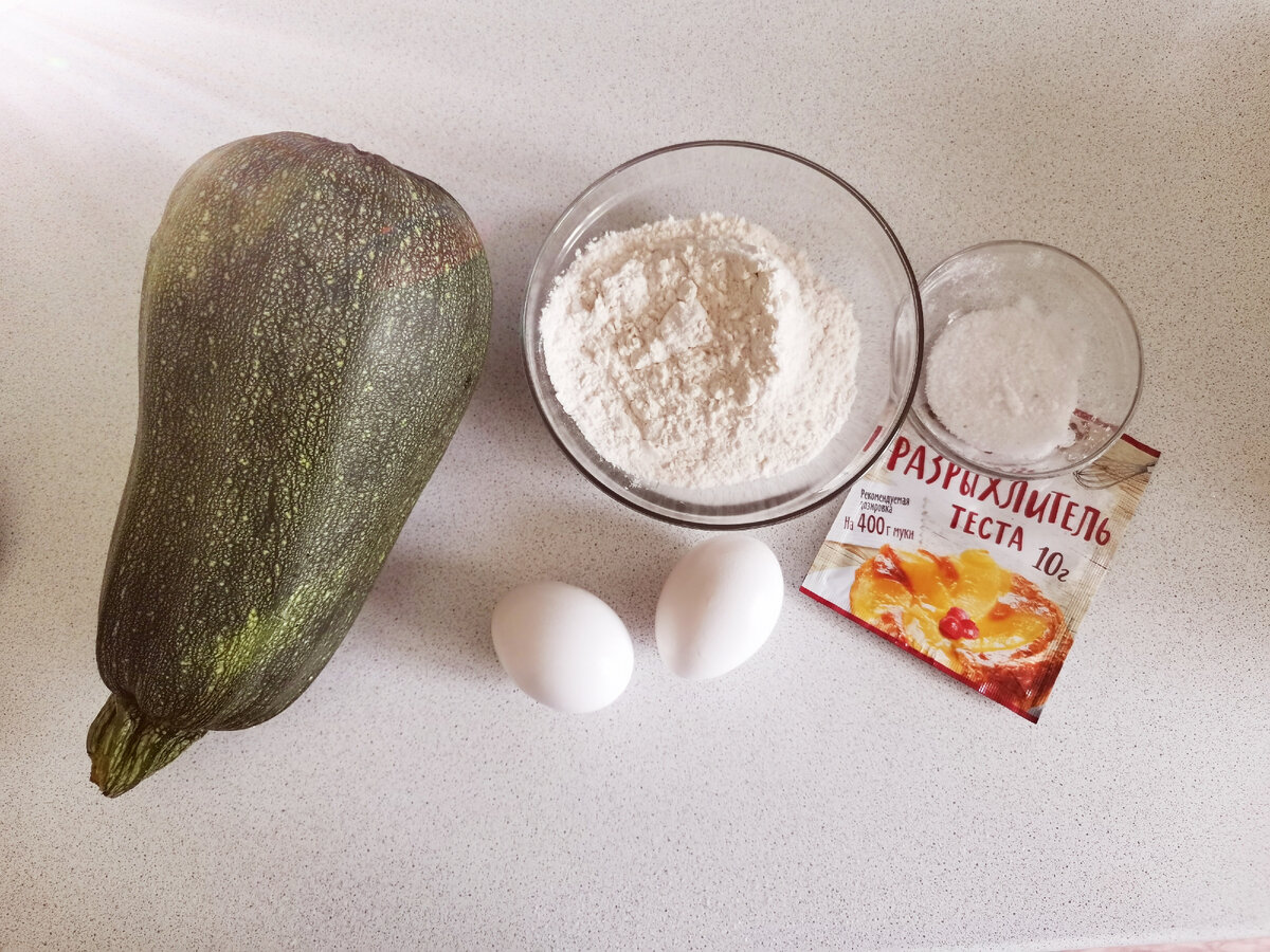 Небольшой кабачок, мука, 1-2 яйца, соль, разрыхлитель. Все "на глаз". Фото автора.