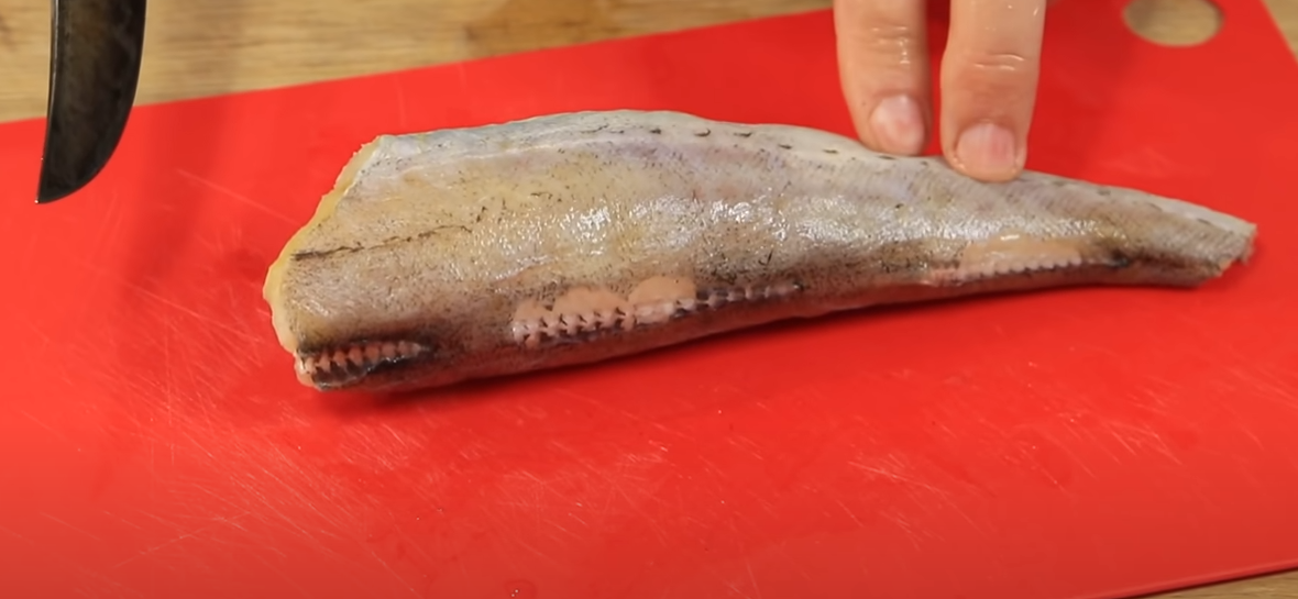 Рыба минтай обрезаем плавнички.