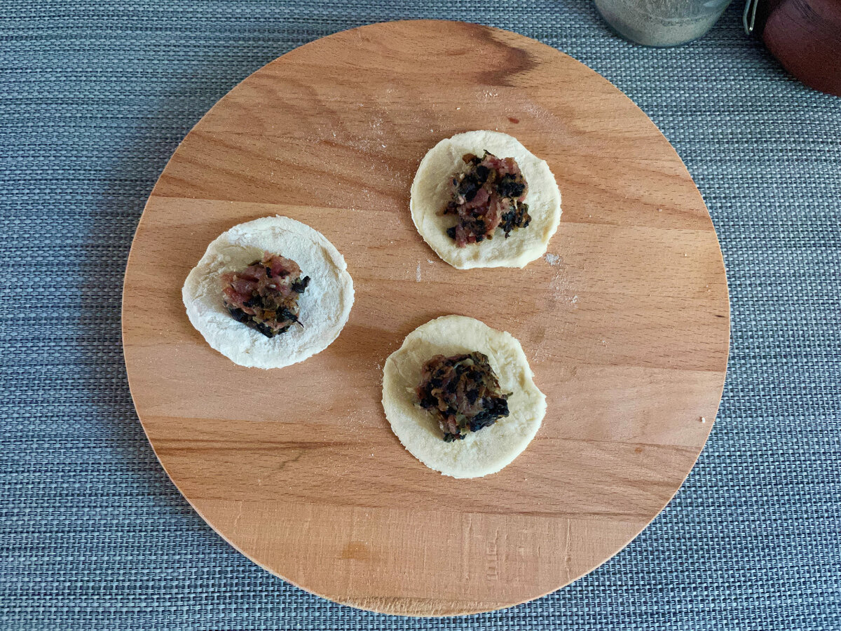 Давно готовлю пельмени, заменяя часть мяса грибами и в семье больше не  хотят есть обычные (замораживаю сразу много) | Кухня СССР с Еленой | Дзен