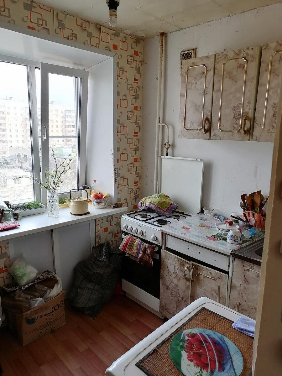 Плита работает, водичка в кране есть, это самое главное) 