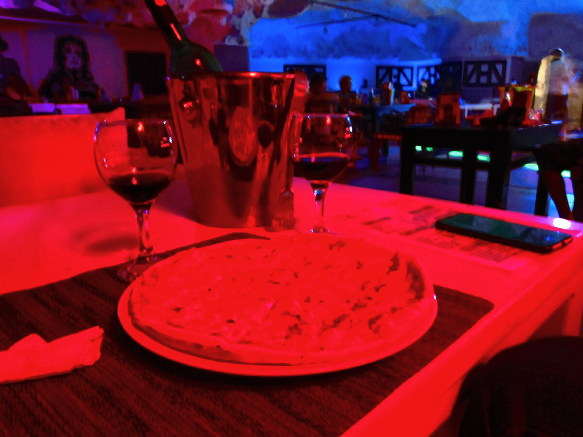 Мое фото для Яндекс Дзен с "русской вечеринки" в кафе в Хургаде. Основная тусовка от 40 и старше. 