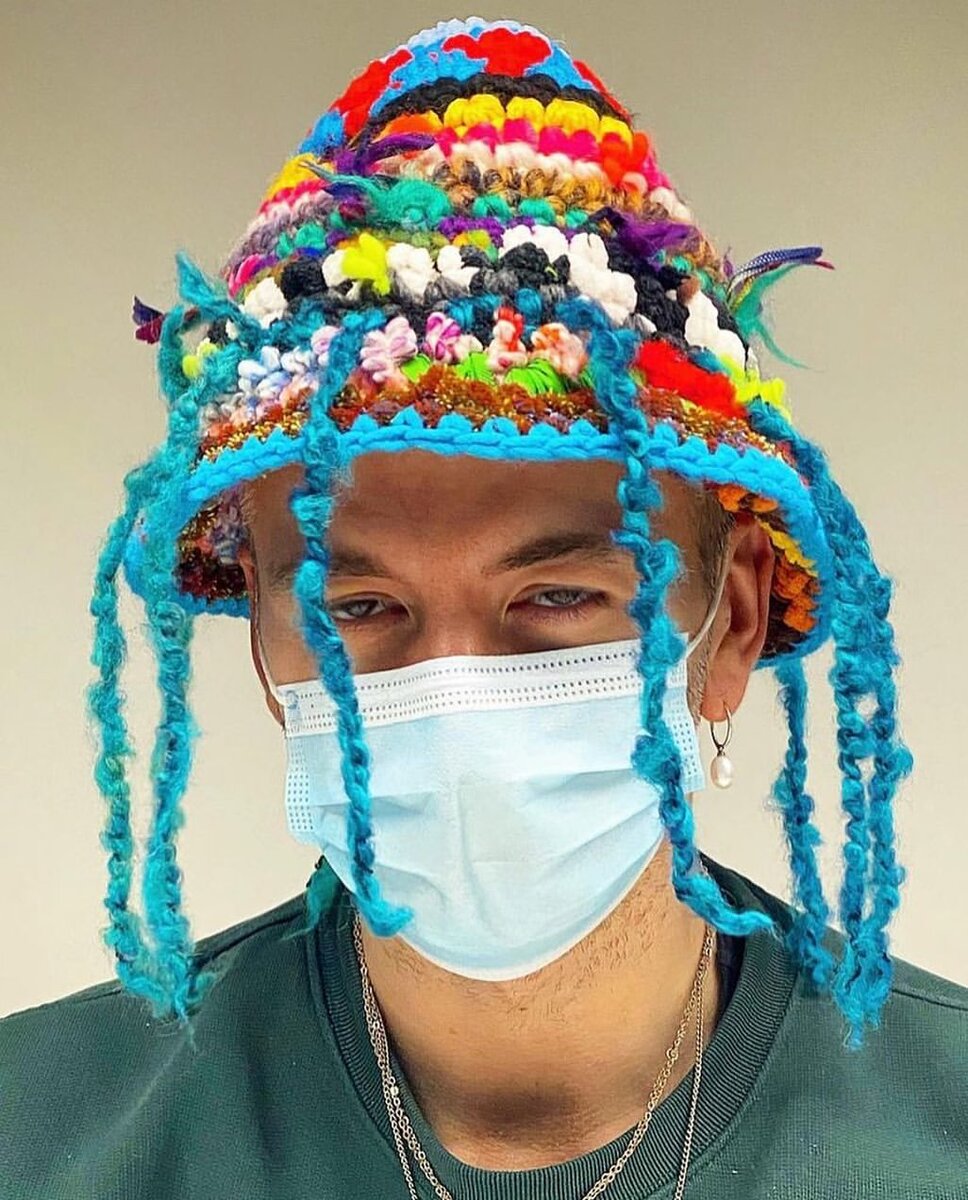 Помню мама рассказывала, как трепетно она относилась к любимой итальянской кофте, которую подарил ей отец. Раньше "итальянское" подразумевало эталон высшего качества и безусловного вкуса, а теперь знаменитое Made in Italy не стесняются поставить вот на такое. (фото из инстаграма производителя) 