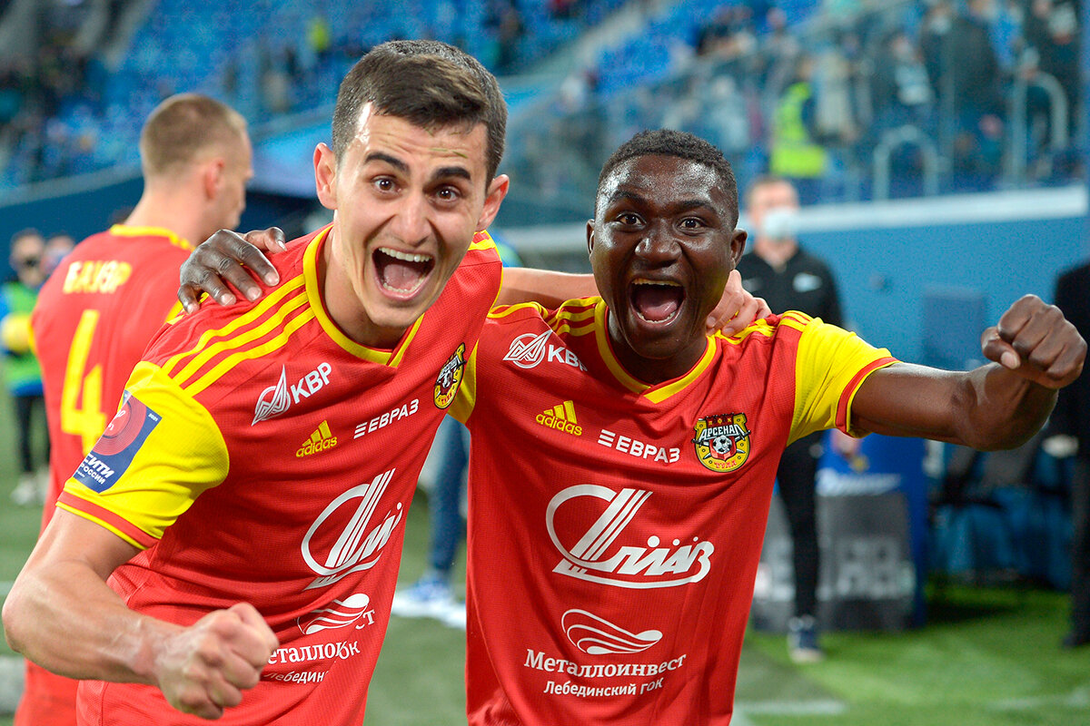 Игроки Аренала радуются победе