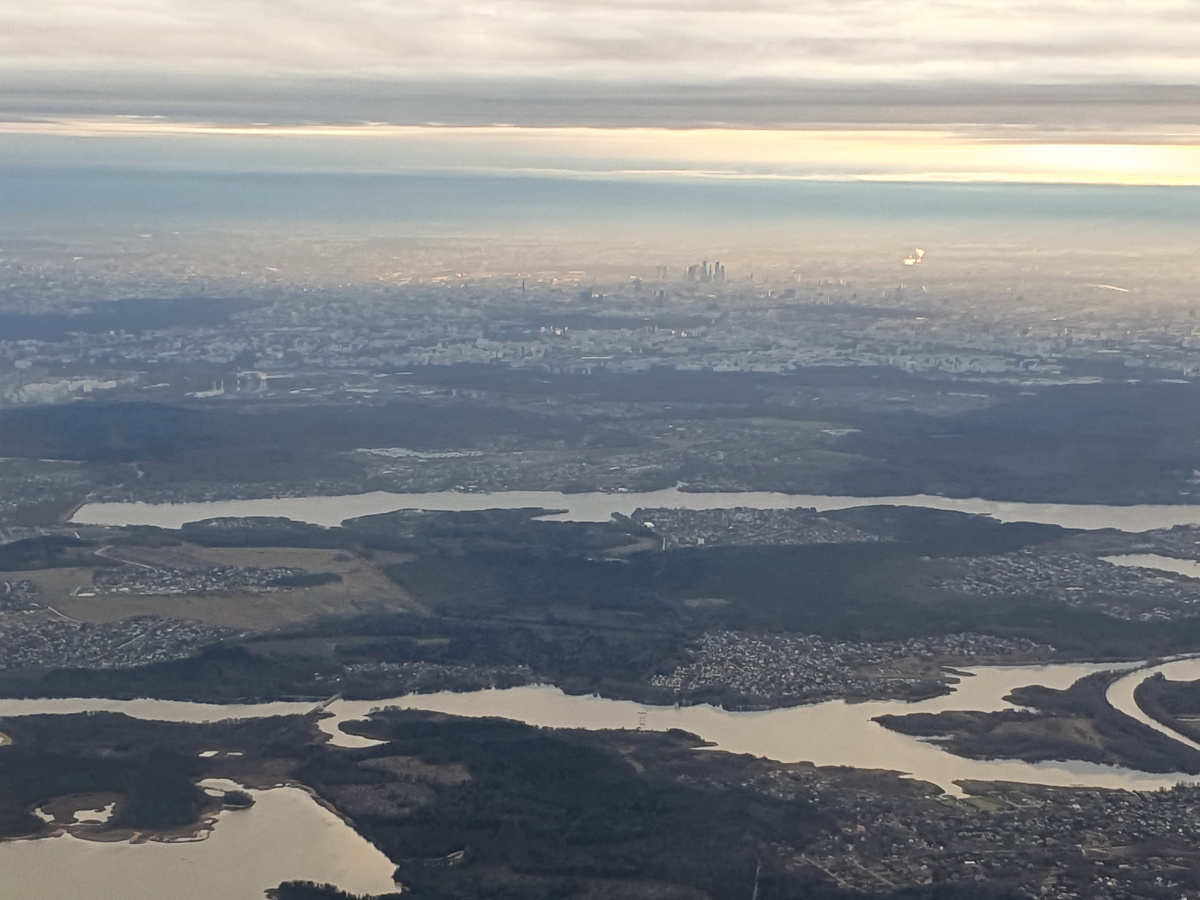 Вид на Москву и на Москву-Сити при заходе на посадку в Шереметьево. Фото автора из иллюминатор. сделано 07.11.21.