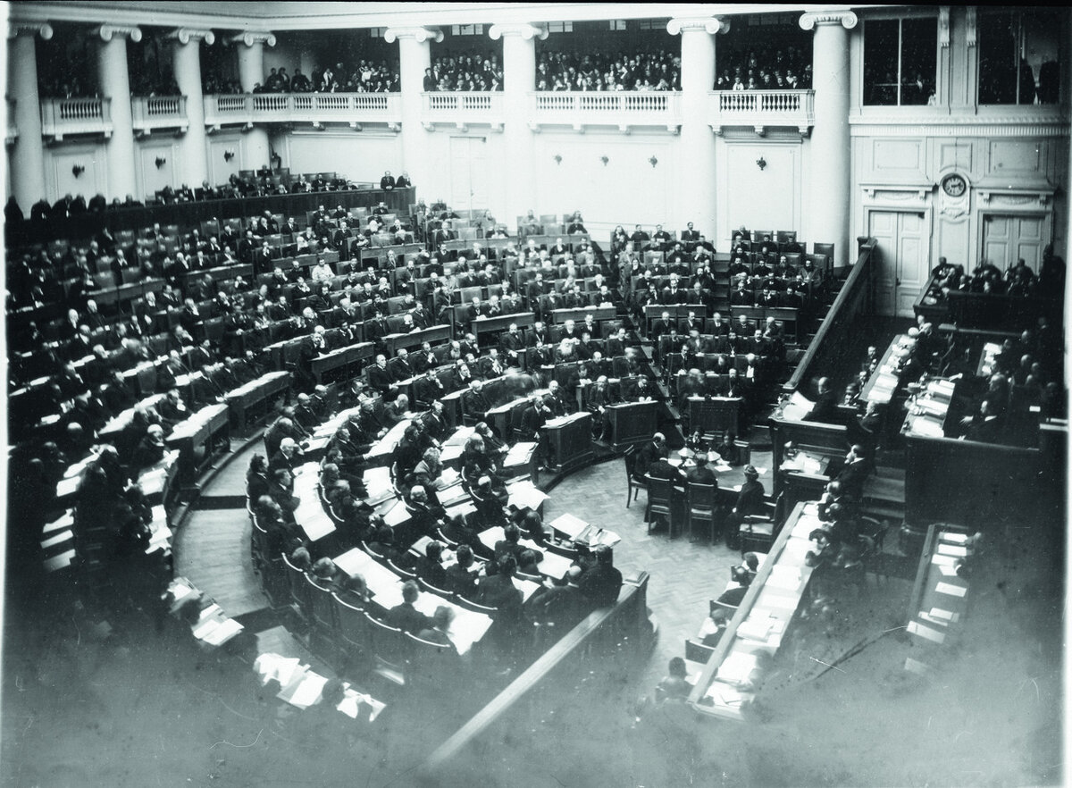 Государственная Дума 1905 года казалась русским дворянам слишком радикальным и протестным органом. Иначе и быть не могло - она была результатом первой русской революции. Поэтому Николай II ее разогнал, и закономерно получил еще более радикальный парламент, который уже не был готов терпеть царя. Иллюстрация: https://историк.рф/