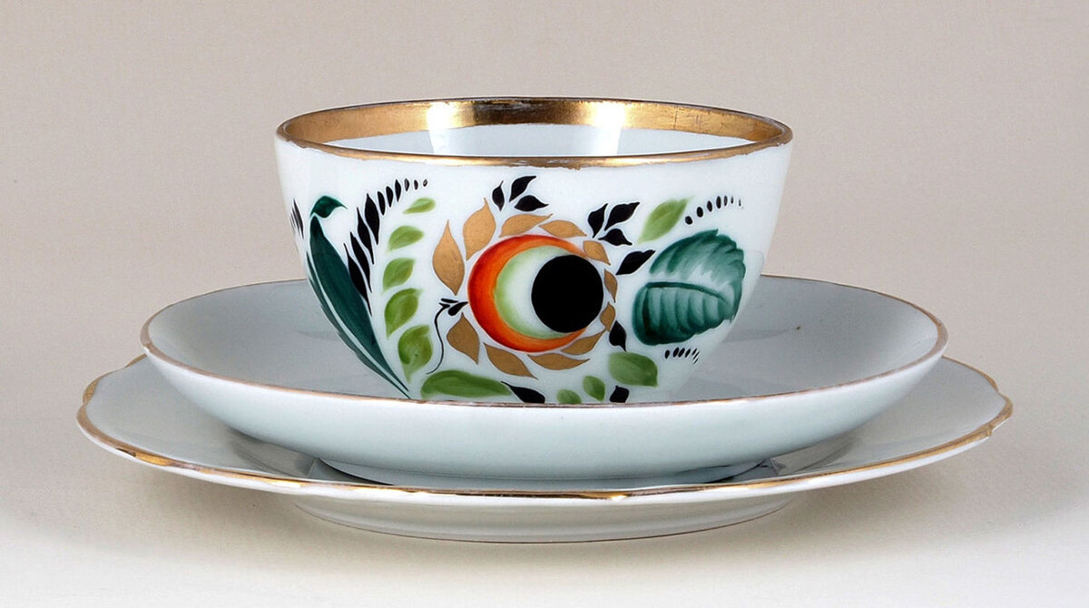 Сергей Чехонин (эскиз). Чайная пара и пирожковая тарелка. 1926–1930. Дулёво. Высота чашки 5 см. Диаметр блюдца 9,5 см. Диаметр тарелки 17 см. Аукционный дом «Литфонд». Источник: ru.bidspirit.com