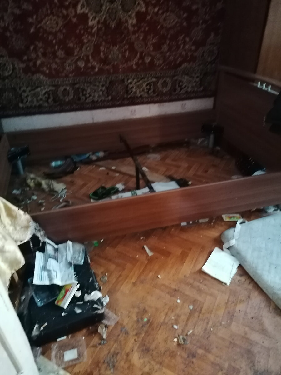 Так теперь выглядит комната Валеры. Постоянные сборища накладывают свой отпечаток на интерьер. Просто не кому навести здесь порядок. До недавнего времени Янина Афанасьевна боялась сюда заходить из за дебошей и драк.