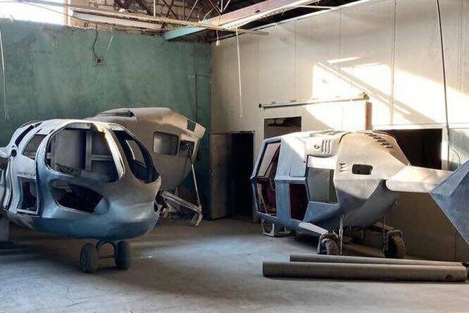 Мультимедийное информационное агентство OmegaКак выглядит производство, можно увидеть в ролике ниже — это самый обычный неутепленный металлический ангар, в котором сотрудники Генеральной прокуратуры ПМР обнаружили более десяти вертолетов на разных стадиях сборки. Предположительно, машины частично собирались из узлов и агрегатов «Ка-26». Либо, как минимум, были схожи по модификации с этой моделью «Камова». Местный новостной портал OMG тогда писал, что правоохранители не раскрывали точного месторасположения подпольного завода. Но согласно официальному пресс-релизу, он располагался в одном из населенных пунктов на берегу Днестра в Криулянском районе.