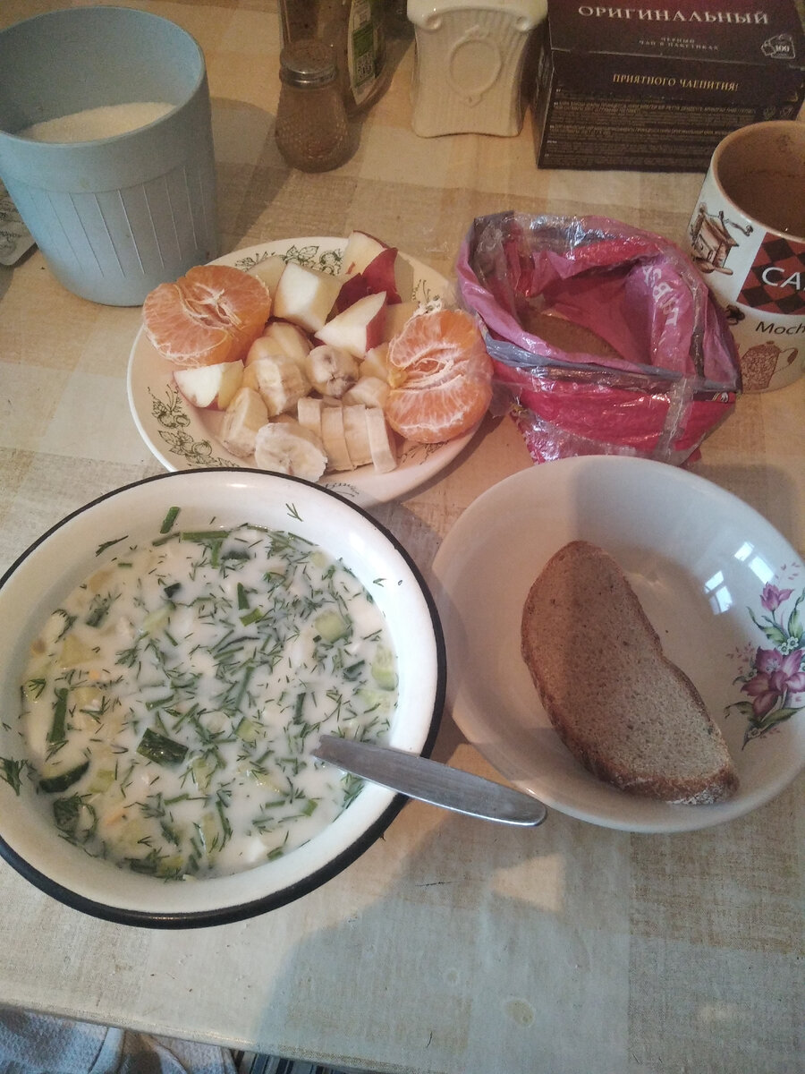 На ужин окрошка с отварным куриным филе и фрукты на десерт.