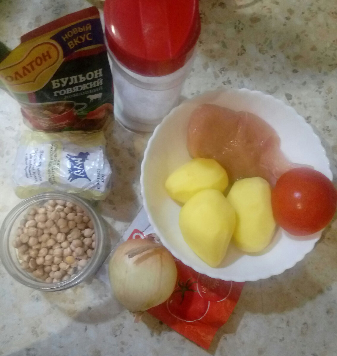 Лук нарезать мелкие жарить маслом до золотыми цвета. Фили нарезать квадрат добавим лук.помидор кубиками режим нут картошка нарезать на 4 часть томат добавим соль , кубик перемешать 5 мин жарить не большому огонь.