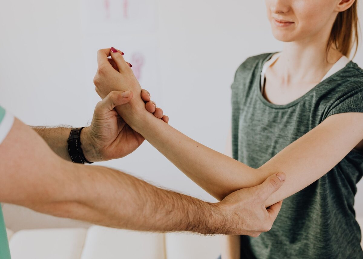 Проблемы с суставами распространены, как среди пожилых людей, так и среди молодежи