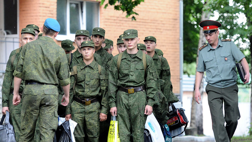 Пополнение... Впереди целый год службы...