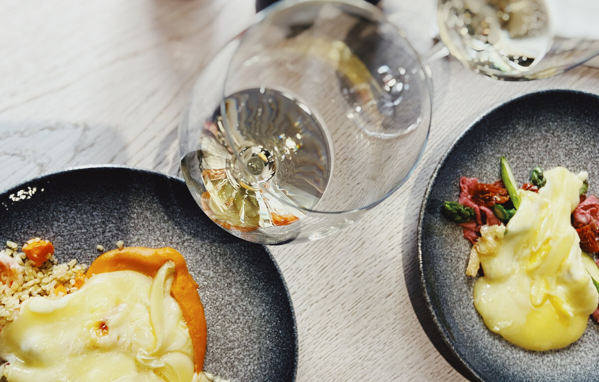 Раклет и вино в ресторане Borough. Москва. 