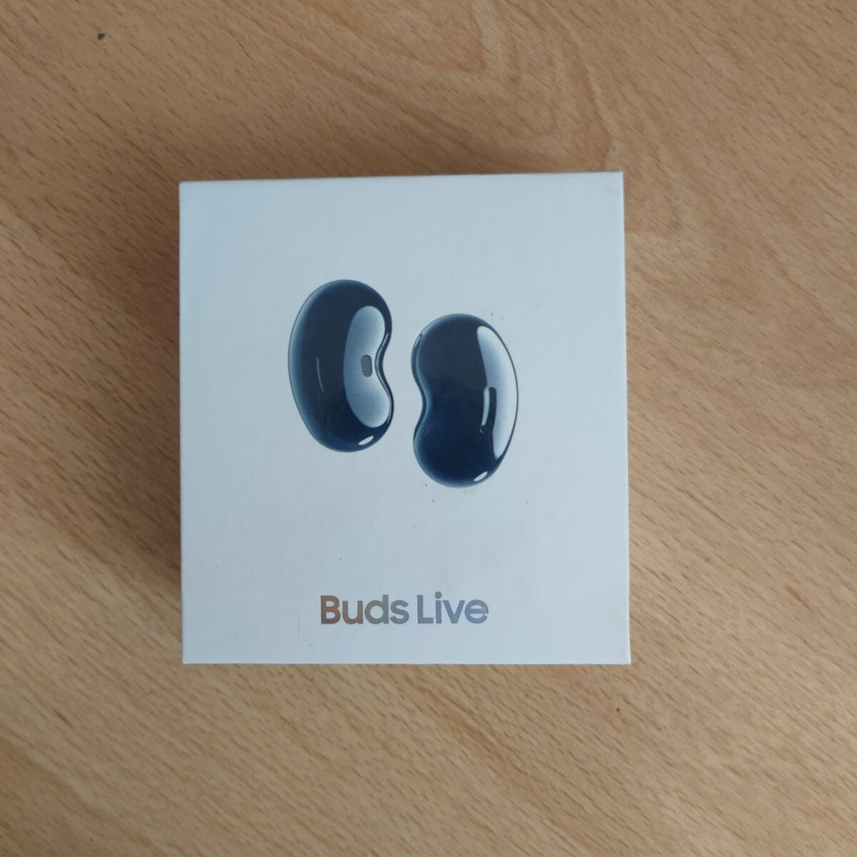 Buds live обзор. Galaxy Buds Live зеленый. Samsung Galaxy Buds 2 фото на голове.