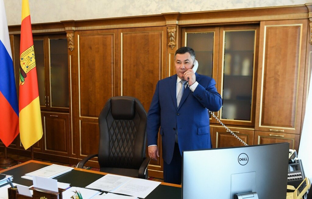 Игорь Руденя поздравляет Спартака Сычёва