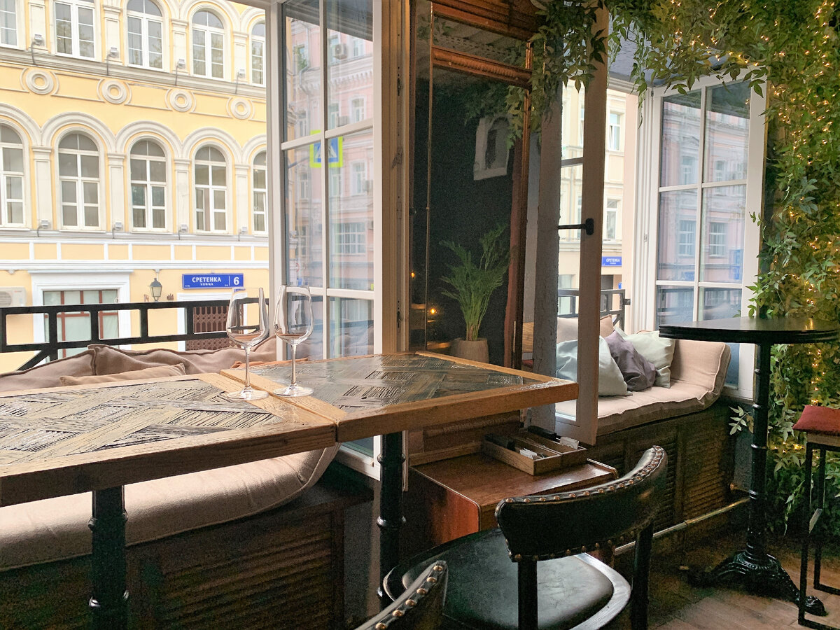 Столик у окна