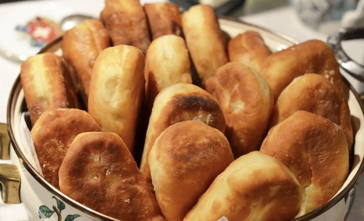 Калнина пирожки. Домашние пирожки. Быстрые жареные пирожки. Пирожок домашний. Жареные пирожки на дрожжевом тесте