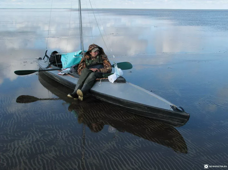 Морские путешествия на байдарке. Ждем воды на отливе.