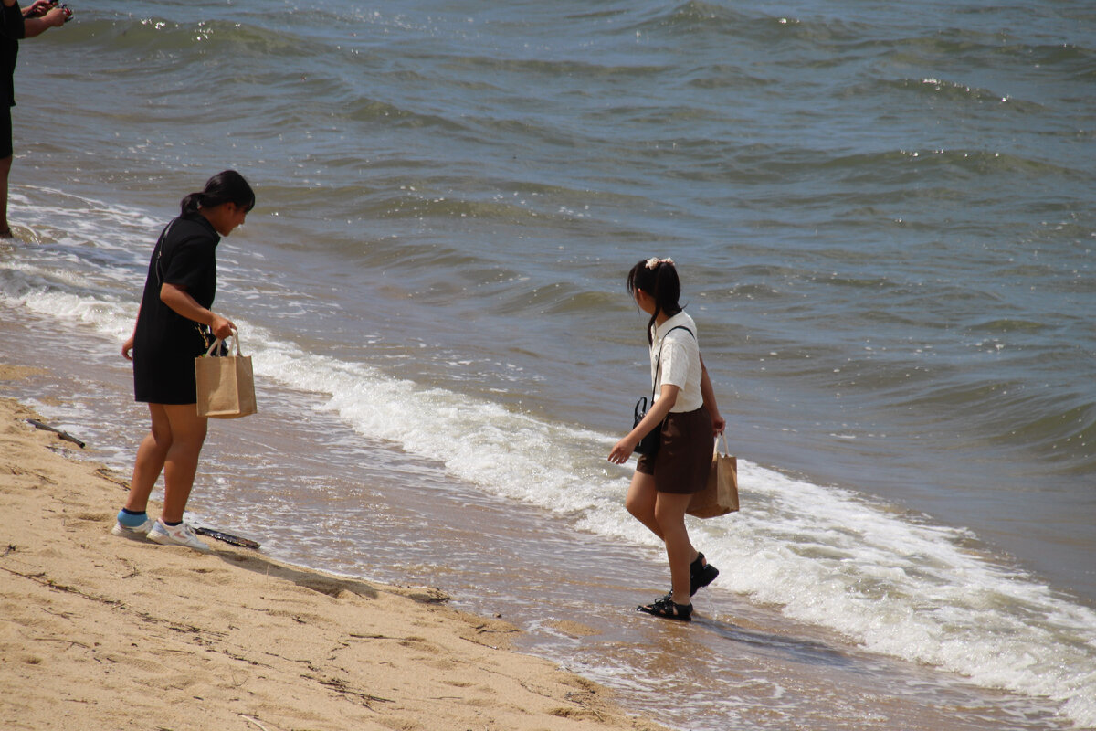 Сангарский пролив. Море пляж. Японские пляжи с людьми. Чистое море. Япония купаться.