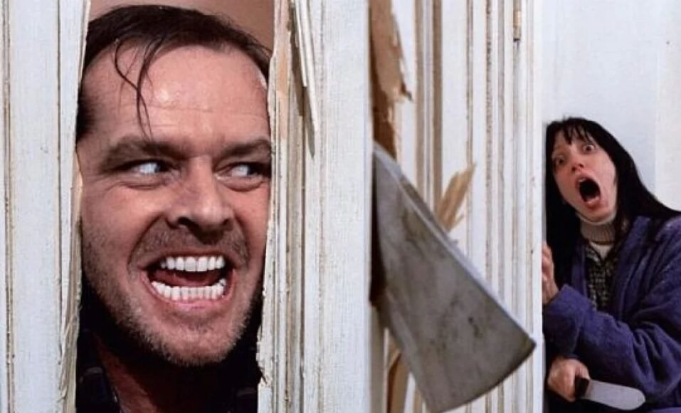 "Johny is standing at the entrance" (Джонни стоит у входа). Здесь "at" указывает на местоположение Джонни рядом с входом.