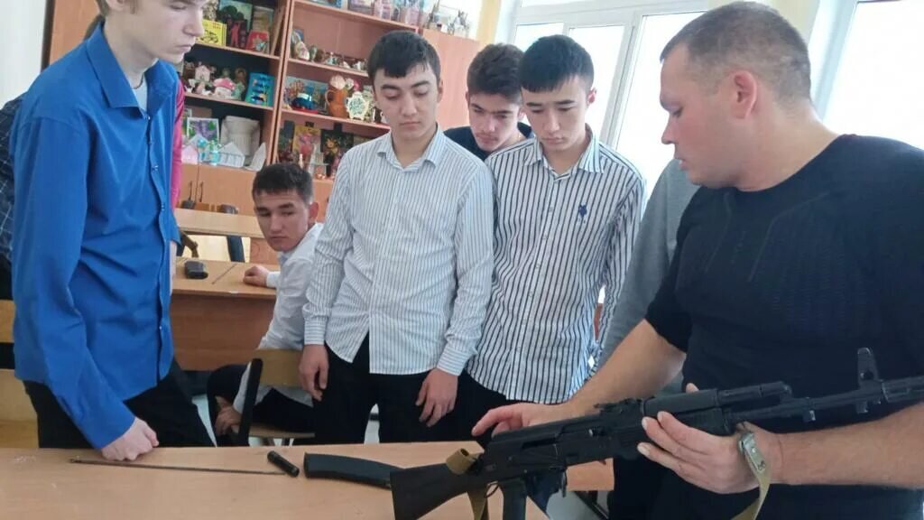 О планах переименовать и расширить обязательный в школах предмет ОБЖ еще в середине июня говорил министр просвещения Кравцов. По его словам, новый предмет будет включать в себя расширенный курс начальной военной подготовки.Предмет «Основы безопасности и защита Родины», который ранее назывался «Основы безопасности жизнедеятельности» (ОБЖ), начнут преподавать в школах с 1 сентября 2024 года, сообщила замдиректора департамента государственной политики в Минпросвещения Анна Тимофеева.По ее словам, в настоящее время формируется рабочая группа для разработки учебной программы, в ее состав войдут, в том числе, представители МЧС и Минобороны.«Параллельно мы будем вести работу над новым учебником для основной и средней школы. То есть весь этот процесс будет запущен одновременно. <…> Для того, чтобы с 1 сентября 2024 года дети уже начали заниматься по новой учебной программе», — сказала Тимофеева, выступая на круглом столе в Госдуме.