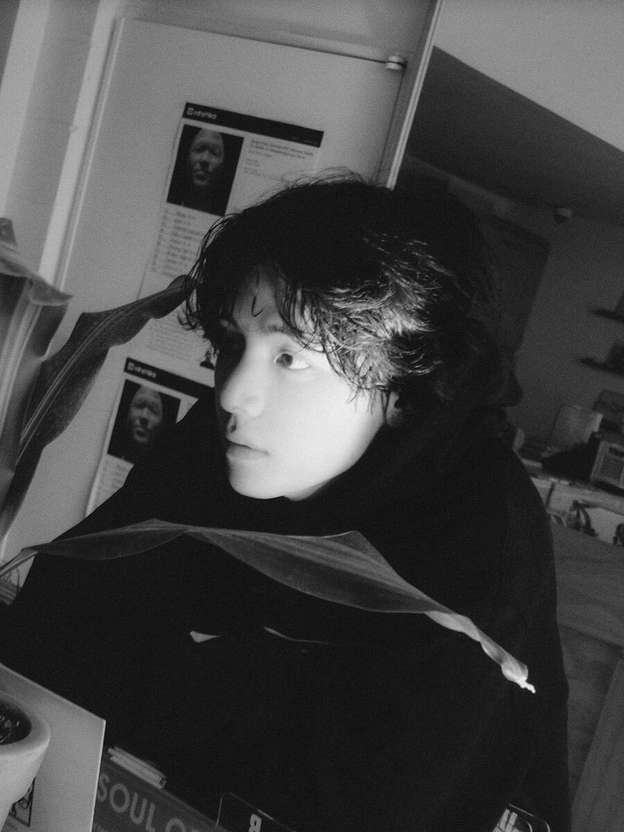 Новые фото Тэхёна: молодость, свобода и Ёнтан | Сдобная особа | Дзен