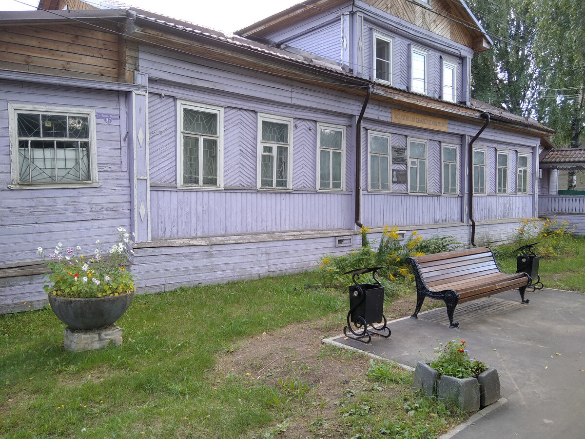 Здание музея и прилегающая территория