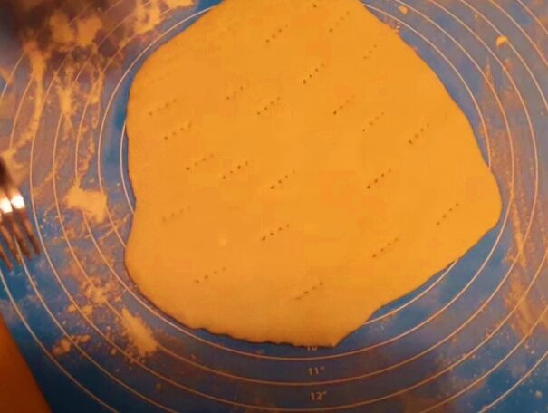 Потыкаем коржи вилкой