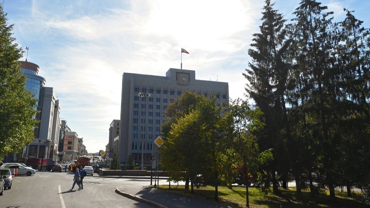     Читатель Inkazan возмутился, что на здании Государственного Совета Татарстана висит только флаг республики, тогда как флага России нет.