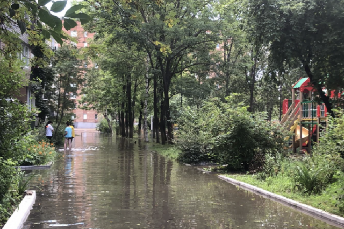   Вода постепенно убывает.