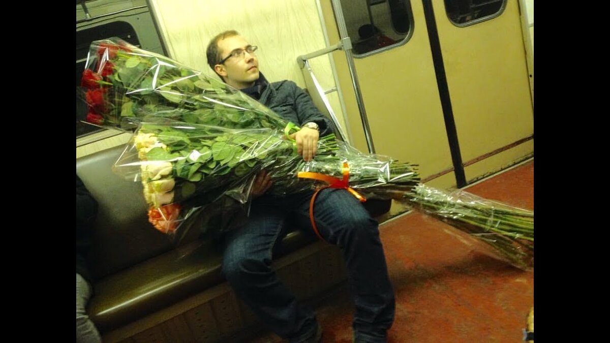 Парень с букетом в метро. Дагестанец с цветами. Метро девушка с букетом. Люди на улице стоят. Парень и девушка на вокзале.