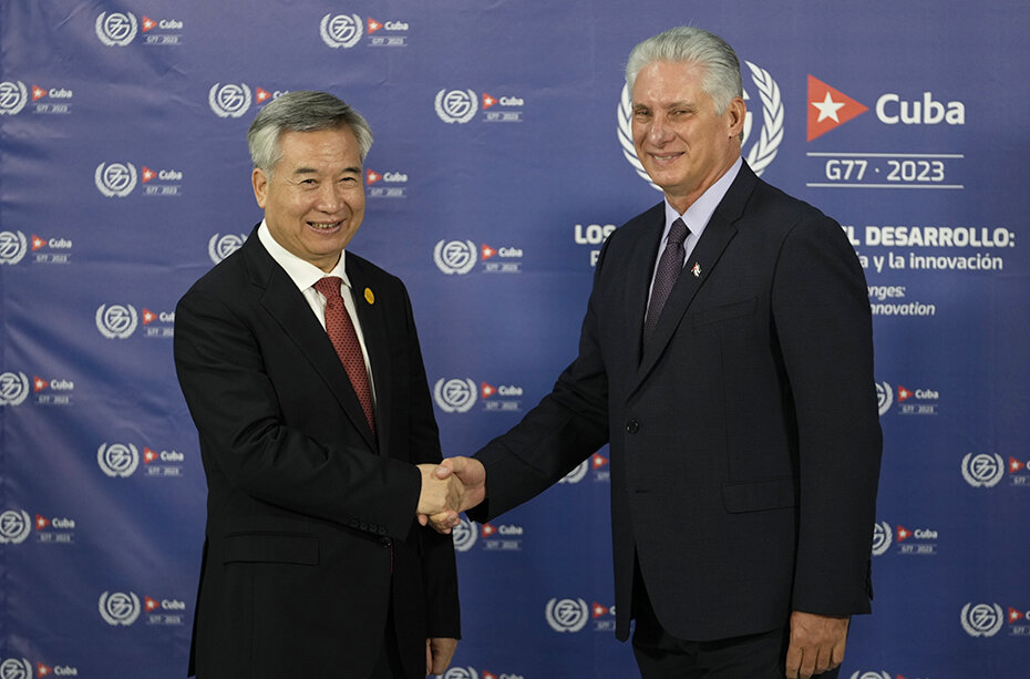 Президент Кубы Мигель Диас-Канель (справа) пожимает руку Ли Си, члену постоянного комитета политбюро Коммунистической партии Китая, во время фотосессии на саммите «G77 + Китай» в Гаване. Фото: Ramon Espinosa/AP/TASS