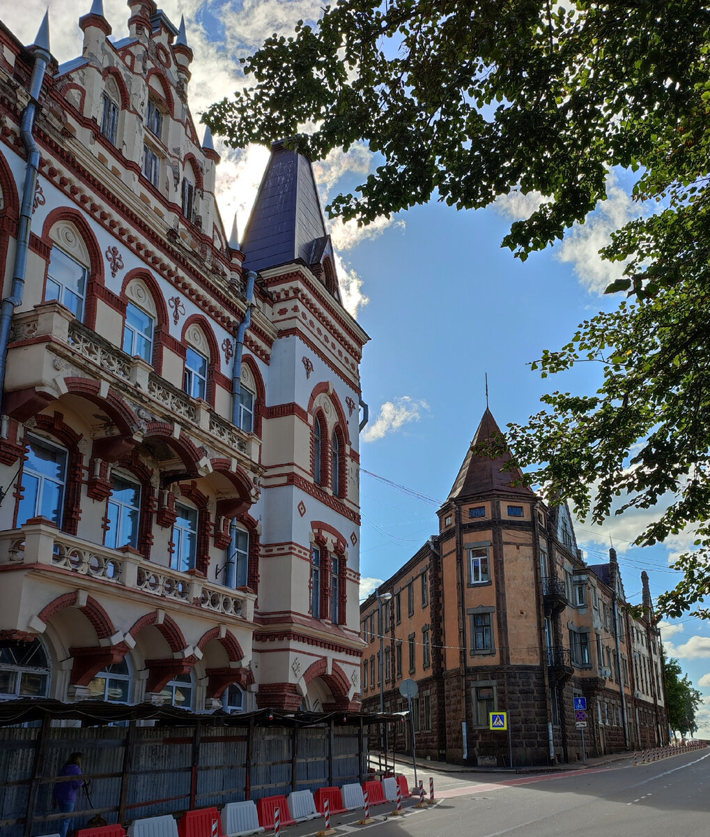 На переднем плане ЛГУ, а далее этот интересный дом, хотя с этого ракурса, дом как дом...