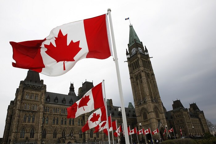    Canadian flags line the road around Parliament Hill during the National Day of Honour ceremony in Ottawa May 9, 2014. The event marks the end of Canada's military mission in Afghanistan. REUTERS/Blair Gable (CANADA - Tags: POLITICS MILITARY) - RTR3OI8G Nare