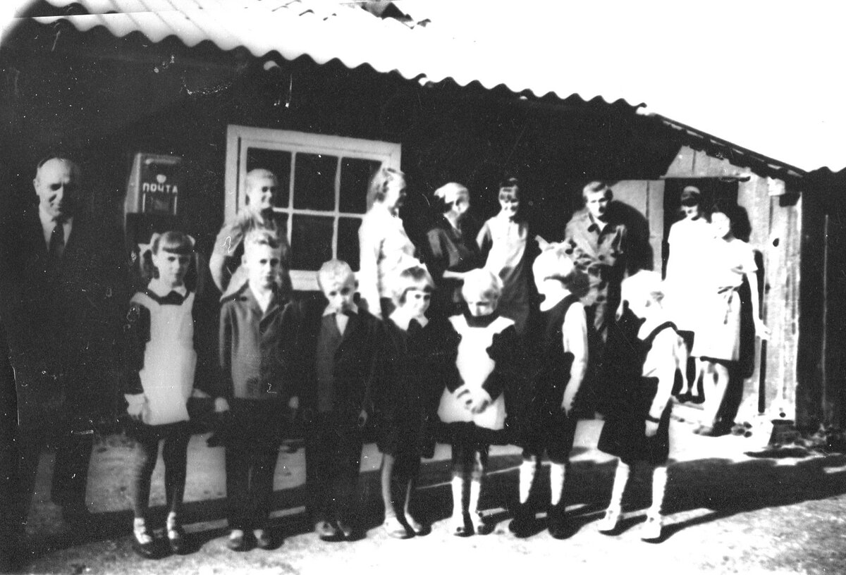 Линейка в школе деревни З. 1 сентября 1970 г.