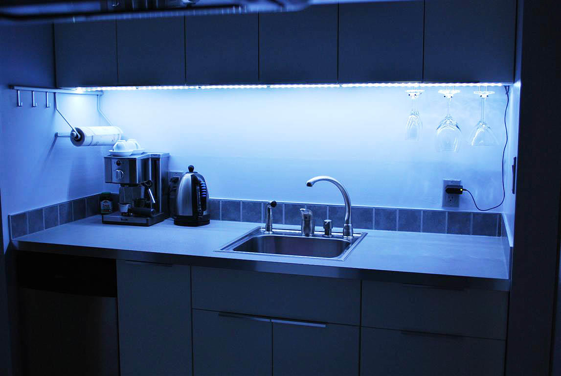 А ночью на кухне слушать. 6500 Кельвинов подсветка рабочей зоны кухни. Подсветка для кухни. Светодиодная подсветка для кухни. Подсветка кухонного гарнитура.