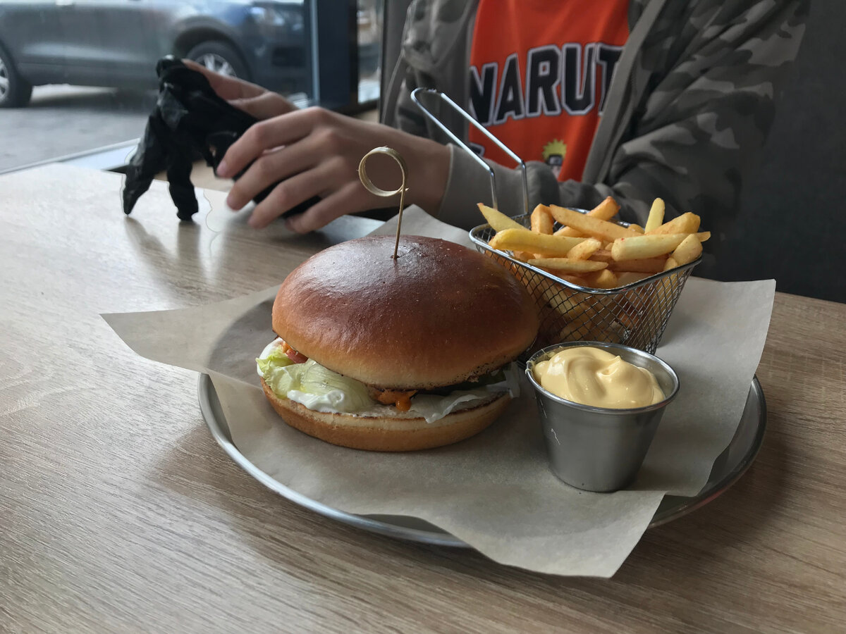 Бургер в заведении.