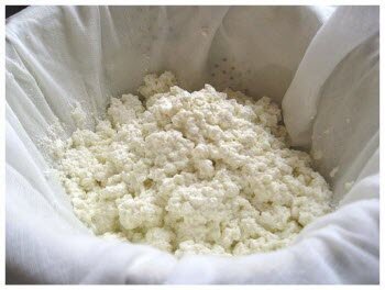 Слово «диета» у большинства людей ассоциируется с уменьшением калорийности пищи и коррекцией веса. Однако принципы диетического питания могут быть направлены не только на уменьшение массы тела, но и на улучшение здоровья. Именно к таким диетам относится стол №10 или гипохолестериновая диета для больных гипертонией. Основная цель этой системы питания – снижение концентрации холестерина в крови.