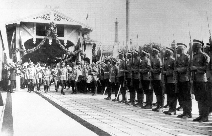 Император Николай II обходит строй почётного караула Софийского полка в Лопатинском саду