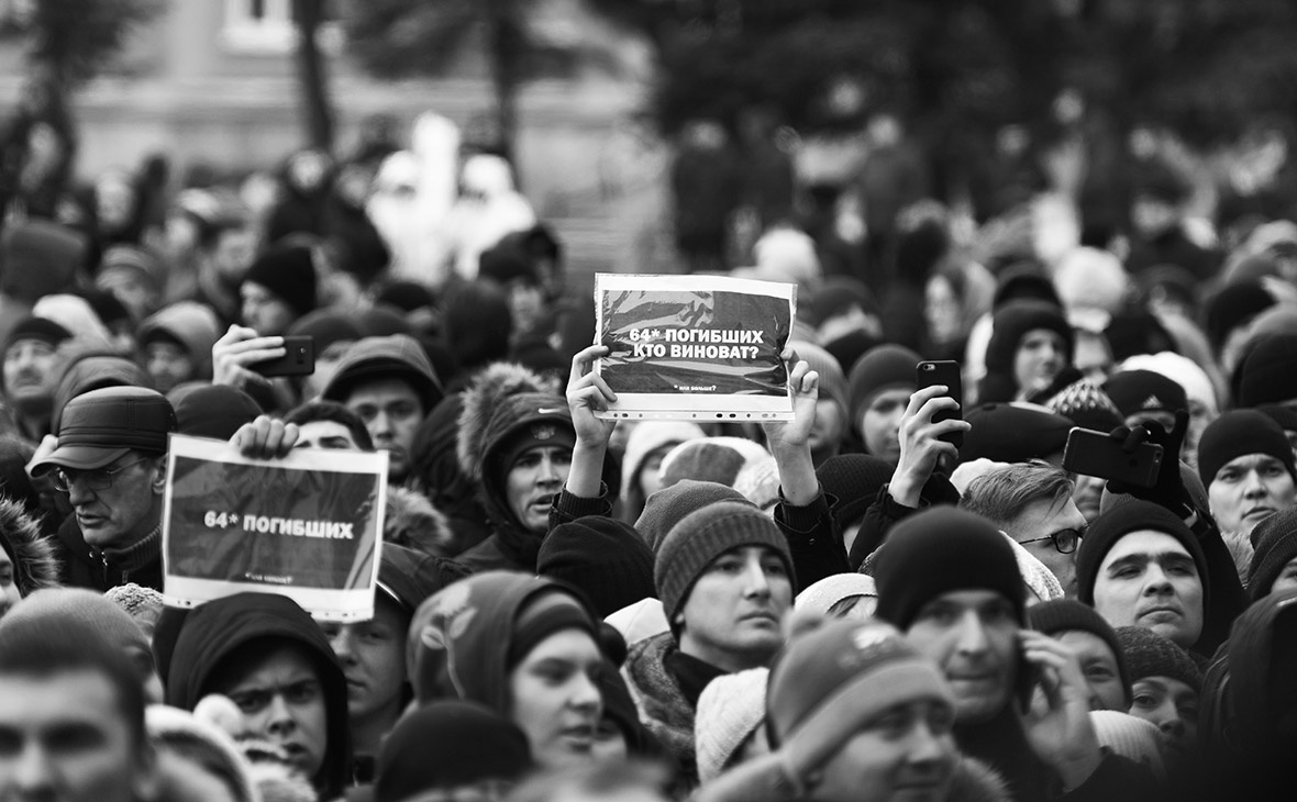  Жители Кемерово вышли на митинг, требуя провести прозрачное расследование трагедии в ТРЦ «Зимняя вишня», привлечь к ответу виновных и отправить в отставку губернатора региона и чиновников городской администрации Фото: Кирилл Кухмарь / ТАСС