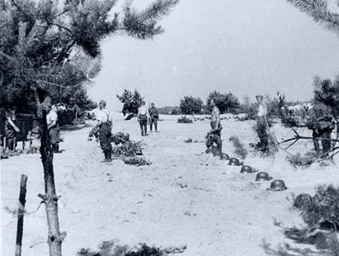 На фото фашисты хоронят убитых в этом бою солдат.