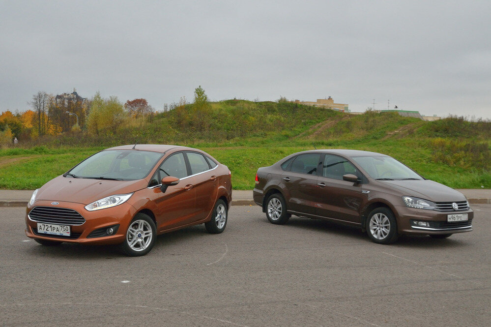   И  Ford, и VW доступны с несколькими двигателями. Для Fiesta предлагается  два варианта форсировки одного и того же атмосферного 1.6 (105 или 120  л.с.), а для Polo, помимо атмосферного 1.6 (90 или 110 л.с.), ещё и  турбомотор 1.4 TSI (125 л.с.). Нам достались самый мощный Ford и средний  Polo.  