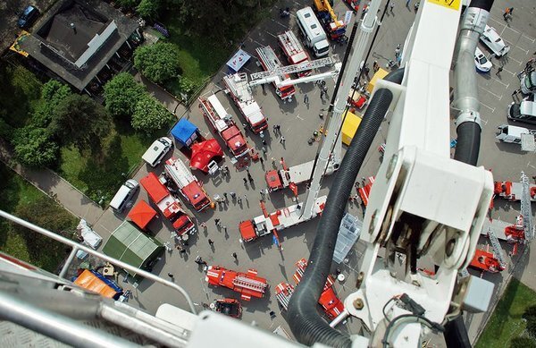 https://enki.ua/sites/default/files/styles/full_width_article_img/public/vid_s_platformy_podemnika_bronto_skylift_112_hla.jpg?itok=5qeVL3YP