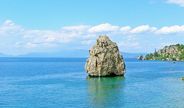 Поградец - построенный не так давно город на востоке Албании на берегу Охридского озера, которое по некоторым данным насчитывает 10 тыс лет. В городе проживает где-то 30 тыс жителей.-2