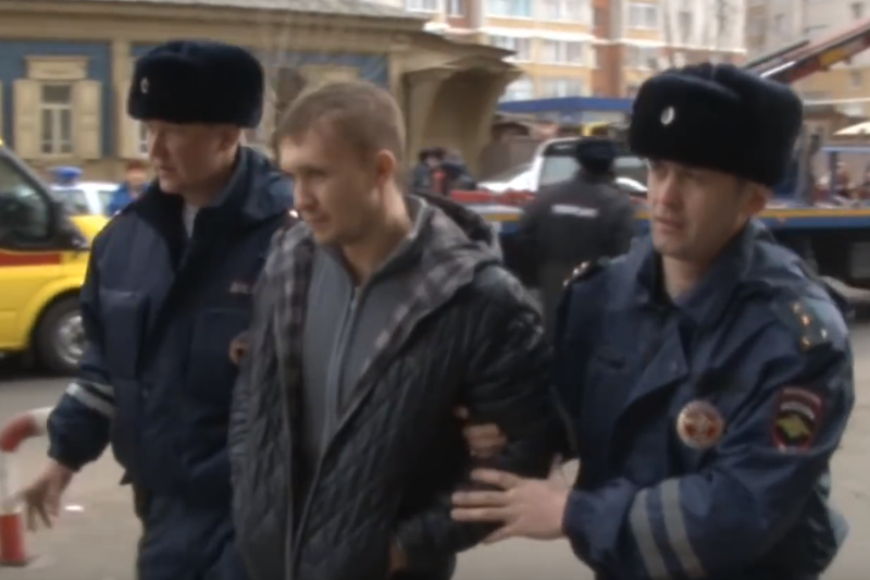 Александр Щебеньков-младший (в центре)