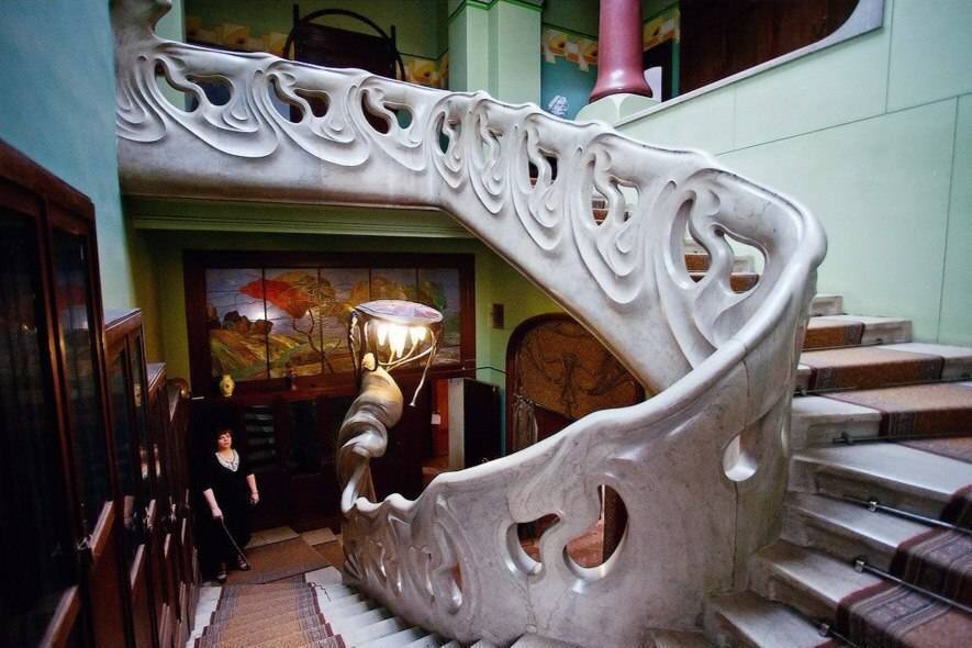 Музей-квартира А. М. Горького - cамый известный памятник московского модерна, построенный Ф. Шехтелем в 1902 году для миллионера Сергея Рябушинского. «Изюминка» дома – решетки на балконах, перекликающиеся с рисунком ограды, древовидные рамы окон и широкая лента мозаичного фриза, на котором изображены бледно-лиловые ирисы. В 1931 году в доме поселился вернувшийся из Италии Горький и жил здесь с 1931 по 1936 год. Примечателен особняк не только снаружи, но и внутри: в его стенах находится знаменитая "тающая" лестница и витражи, а наверху - старообрядческая домовая церковь-часовня. Мозаики по рисунку Шехтеля выполнены петербуржской фирмой Владимира Фролова. В настоящее время попасть внутрь особняка можно совершенно бесплатно!
